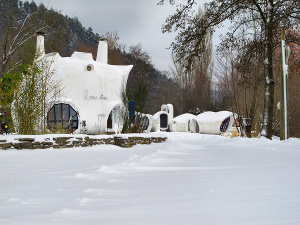 En toutes saisons, les constructions s’intègrent dans le paysage comme des champignons qui seraient sortis de terre.