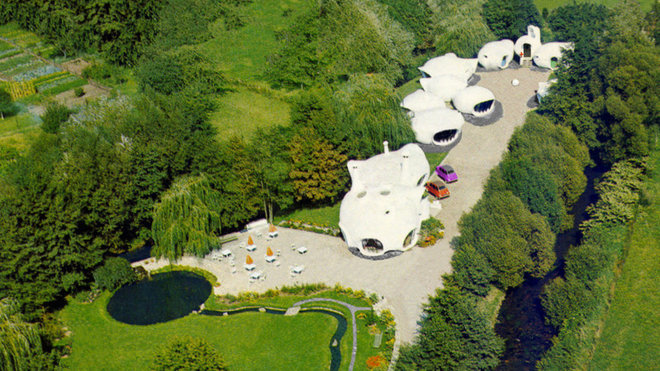 Au cœur d’une petite île privée entourée par les deux bras d’une rivière. Au cœur d’une petite île privée entourée par les deux bras d’une rivière.