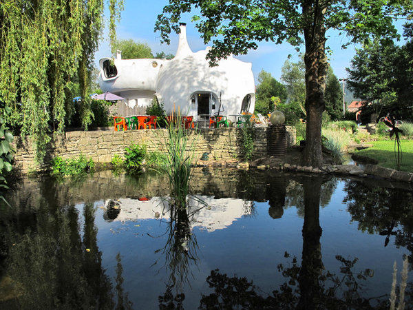 Le bâtiment principal, baptisé l’Eau Vive est en connexion directe avec les éléments et la rivière toute proche.