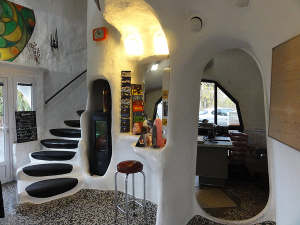 Les formes organiques et sculpturales de ces « maisons bulle » se traduisent à l’intérieur par des espaces aux formes variées.