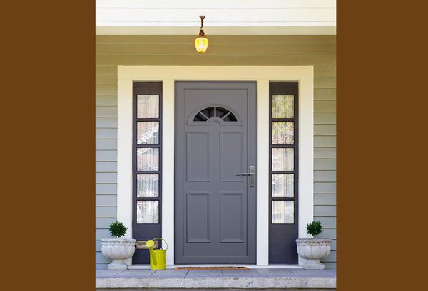 Après un bon nettoyage et deux couches de peinture spéciale PVC, le porte d’entrée a fière allure dans sa nouvelle teinte gris anthracite plus moderne et plus élégante.