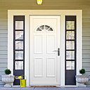 Avant : la porte d’entrée en PVC blanc s’est légèrement ternie avec le temps, et le moment est venu de la repeindre.