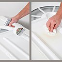 Etape 1 : au préalable, il est nécessaire de nettoyer soigneusement la porte en PVC en pulvérisant le Préparateur Express par petites surfaces, puis en frottant par mouvements circulaires pendant 30 secondes environ à l’aide d’un chiffon.