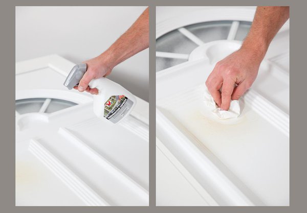 Etape 1 : au préalable, il est nécessaire de nettoyer soigneusement la porte en PVC en pulvérisant le Préparateur Express par petites surfaces, puis en frottant par mouvements circulaires pendant 30 secondes environ à l’aide d’un chiffon.
