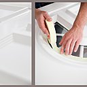 Etape 3 : une fois la porte propre et sèche, procéder à la pose des rubans de masquages pour protéger les parties vitrées et la quincaillerie.