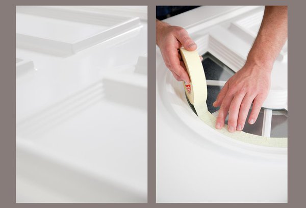 Etape 3 : une fois la porte propre et sèche, procéder à la pose des rubans de masquages pour protéger les parties vitrées et la quincaillerie.