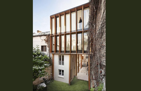 Surélévation d’une maison sur deux étages, en lamellé-collé de Douglas français. Résultat: 2 chambres d’enfant au 1er étage et une salle de bains. Les parents ont fait leur nid au 3ème niveau et le 4ème accueille une cuisine ouverte et un salon. Volume compact, qualité de l’isolation thermique et absence de ponts thermiques grâce au choix du « tout bois, vitrage faiblement émissif et éclairage naturel pour limiter désormais les consommations d’énergie. Réalisation : Nicolas Gaudard, Agence Bang Architectes.