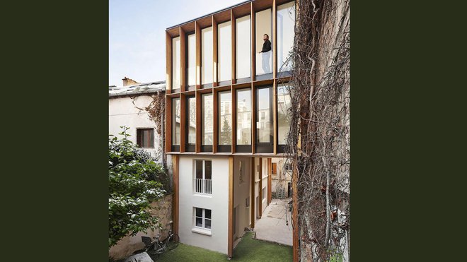 Surélévation d’une maison sur deux étages, en lamellé-collé de Douglas français. Résultat: 2 chambres d’enfant au 1er étage et une salle de bains. Les parents ont fait leur nid au 3ème niveau et le 4ème accueille une cuisine ouverte et un salon. Volume compact, qualité de l’isolation thermique et absence de ponts thermiques grâce au choix du « tout bois, vitrage faiblement émissif et éclairage naturel pour limiter désormais les consommations d’énergie. Réalisation : Nicolas Gaudard, Agence Bang Architectes.