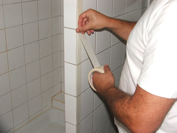 Etape 1 : avant toute chose, il est important de bien nettoyer son support de départ et ensuite de délimiter sa zone de travail avec des bandes adhésives.