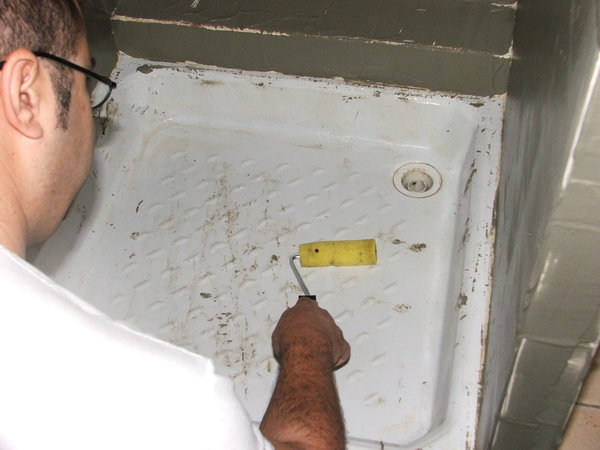 Etape 4 : passer un primaire d’accroche dans la partie bac de douche, afin de garantir le maintien du produit de recouvrement dans le temps.