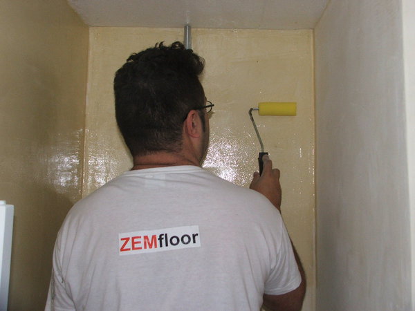 Etape 12 : une fois votre béton ciré terminé, lui passer 2 à 3 couches de vernis de finition qui lui assurera protection et longévité.