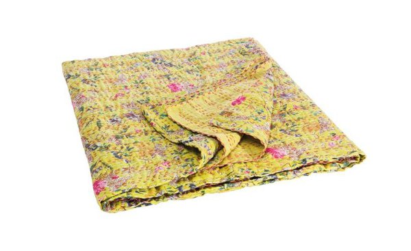 Faites entrer le soleil dans la chambre avec ce jeté de lit surpiqué. Existe en 140 x 140 cm, 140 x 230 cm et 220 x 260 cm. De 54,99 à 99,99 €. Floral Azur. La Fiancée du Mékong.