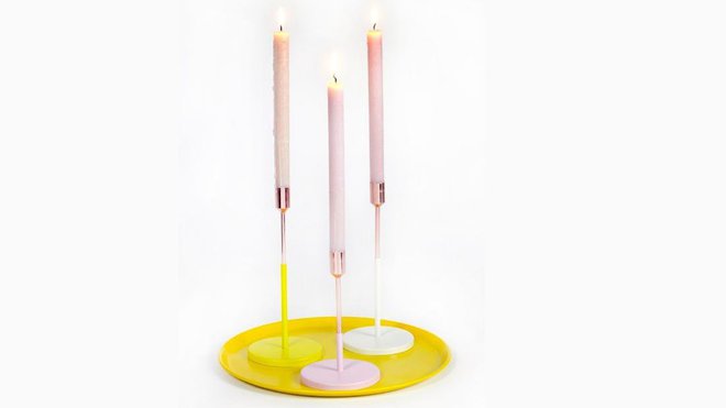 Pour une touche de chic sur la table, un bougeoir en cuivre et métal laqué. Diamètre 12 x H 27 cm. A partir de 26 €. Maison Aimable. Pour une touche de chic sur la table, un bougeoir en cuivre et métal laqué. Diamètre 12 x H 27 cm. A partir de 26 €. Maison Aimable.