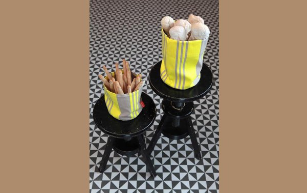 Les panières sont à la mode. Celles-ci sont jaunes et en coton. 26 et 35 €. Panière gourmande Maia. Jean Vier.