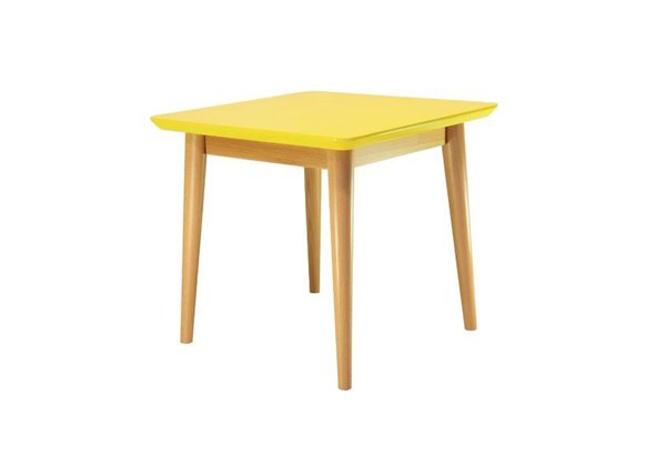 Cette table basse a un plateau laqué et un piétement en hêtre. L 45 x H 42 x P 45 cm 140 €. Table basse M, chez Kann.