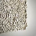 Un tableau de fleurs en céramique de Catia Pessoa apporte une touche poétique.