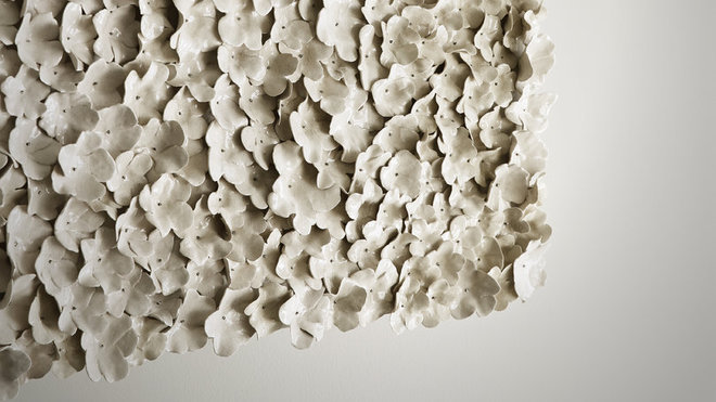 Un tableau de fleurs en céramique de Catia Pessoa apporte une touche poétique. Un tableau de fleurs en céramique de Catia Pessoa apporte une touche poétique.