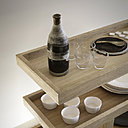 La desserte composée de plateaux étagés reprend les lignes du mobilier de la salle à manger.