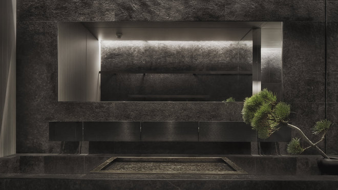 Les matériaux soulignent la présence et le caractère de chaque zone. La cuisine habillée de granit noir martelé est une invitation pour les expériences culinaires. Les matériaux soulignent la présence et le caractère de chaque zone. La cuisine habillée de granit noir martelé est une invitation pour les expériences culinaires.