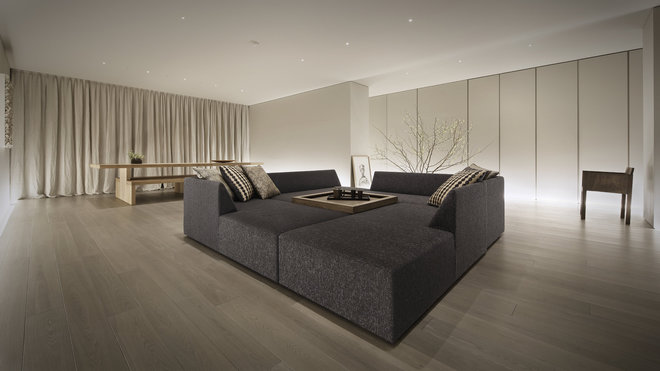 Composable à l’envi, le canapé est composé d’éléments modulables qui peuvent offrir plusieurs configurations et scénarios de vie en fonction des moments de la journée et des utilisateurs. Composable à l’envi, le canapé est composé d’éléments modulables qui peuvent offrir plusieurs configurations et scénarios de vie en fonction des moments de la journée et des utilisateurs.