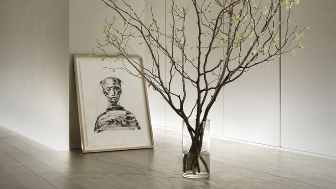 Dans l’entrée, posé au sol, un portrait de Katsura Funakoshi et un bouquet graphique qui ponctuent un mur de rangements et un dégagement qui accentue la linéarité de l’espace. Dans l’entrée, posé au sol, un portrait de Katsura Funakoshi et un bouquet graphique qui ponctuent un mur de rangements et un dégagement qui accentue la linéarité de l’espace.