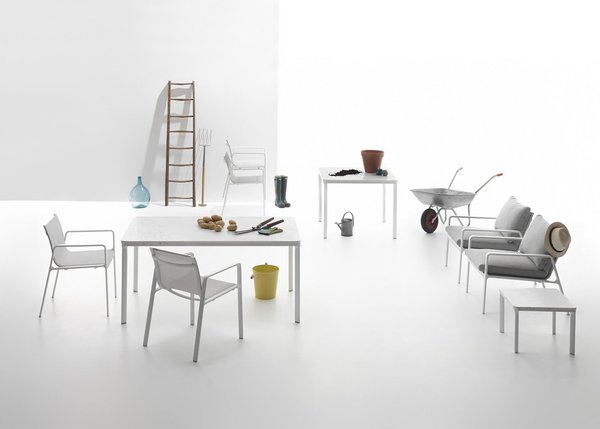 La collection Park Life est composée d’un ensemble de meubles en aluminium et résille qui s’empilent et se rangent facilement. Ce mobilier d’extérieur qui s’intègre partout, au jardin, sur un balcon ou une terrasse, à la fois léger et solide est édité par Kettal.