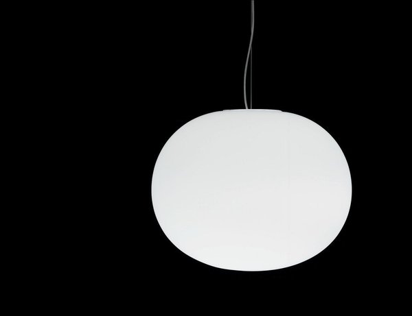 Le modèle Glo Ball est un luminaire solaire qui dessine une sorte d’archétype de l’éclairage artificiel. Il est édité par Flos.