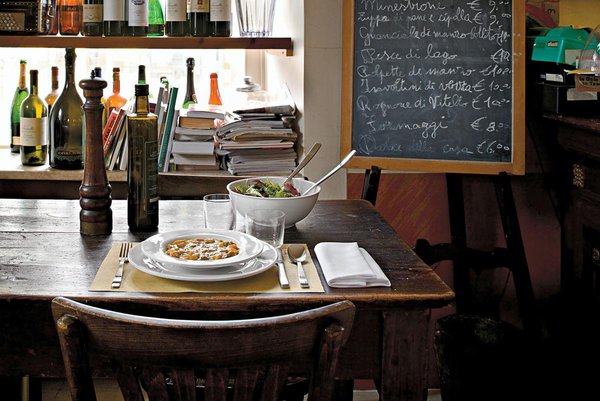 Ambiance bistrot et brasserie pour cette table mise grâce au service complet « premier prix » d’Alessi. Les verres (Glassfamily), les pièces de vaisselle en porcelaine immaculée (Platesbowlcup) et les  services à couvert en acier inoxydable 18/10 (Knifeforkspoon) offrent un style volontairement dépouillé, comme des nouveaux classiques.
