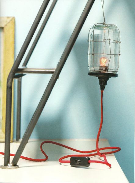 Un câble électrique en tissu rouge finit parfaitement la baladeuse bocal de la page 45