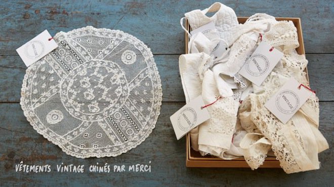 Une sélection vintage de dentelles, de pièces en coton ajouré, de cols et de manchette, complète l’installation et met à l’honneur la poétique du blanc. Merci.