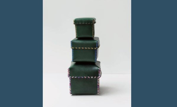 Boîtes gigogne en cuir noir avec bordures cousues de points de croix.