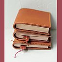 Couvre-livres et marque-pages en cuir cousus main au fil de lin câblé.