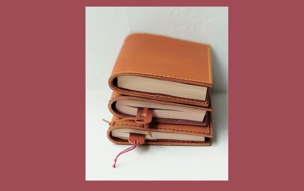 Couvre-livres et marque-pages en cuir cousus main au fil de lin câblé.