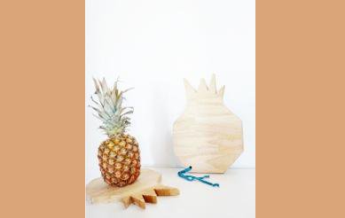 Pour le goûter ou le petit-déjeuner, une planche en hêtre lamellé-collé, 100 % fait à la main. 25 x 16 cm 20 €. Nouvelle Bossa Studio.