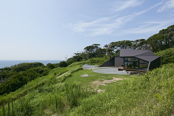 Depuis les hauteurs de la colline, on découvre avec sérénité, la mer pour seule ligne d’horizon.