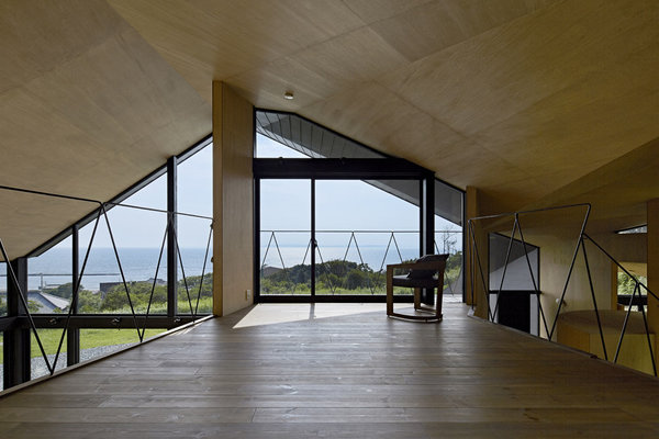 Une mezzanine a été créée pour profiter de la vue sur mer sous l’une des nombreuses pentes de toit.