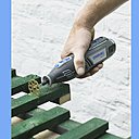 Etape 1 : Mesurez les murs de votre mur et achetez un treillis de longueur standard dans votre magasin de bricolage le plus proche. Dans notre jardin, nous avons choisi du bois pré-teinté vert avec une extrémité en forme d’arche. Si la longueur standard ne convient pas à votre mur, posez le treillis sur des tréteaux et, à l’aide de votre Dremel 8200, du mandrin EZ SpeedClic et du disque à tronçonner spécial bois EZ SpeedClic SC544, coupez le bois à la longueur souhaitée.