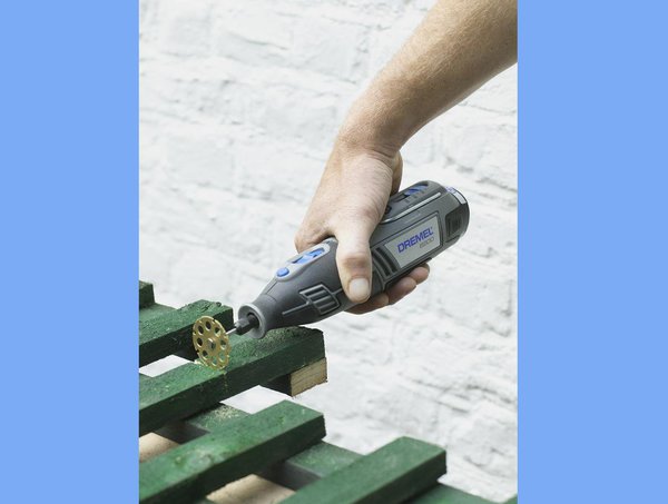 Etape 1 : Mesurez les murs de votre mur et achetez un treillis de longueur standard dans votre magasin de bricolage le plus proche. Dans notre jardin, nous avons choisi du bois pré-teinté vert avec une extrémité en forme d’arche. Si la longueur standard ne convient pas à votre mur, posez le treillis sur des tréteaux et, à l’aide de votre Dremel 8200, du mandrin EZ SpeedClic et du disque à tronçonner spécial bois EZ SpeedClic SC544, coupez le bois à la longueur souhaitée.