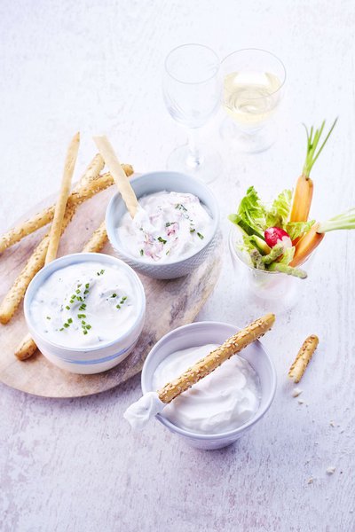 Comportement de nombreuses vertus, le lait de chèvre s’avère très digeste et permet de réaliser des fromages très savoureux. Pour un apéro à la fois léger et nourrissant, Rians propose 3 déclinaisons de fromage de chèvre frais pour y tremper crudités et gressins nature ou au sésame.