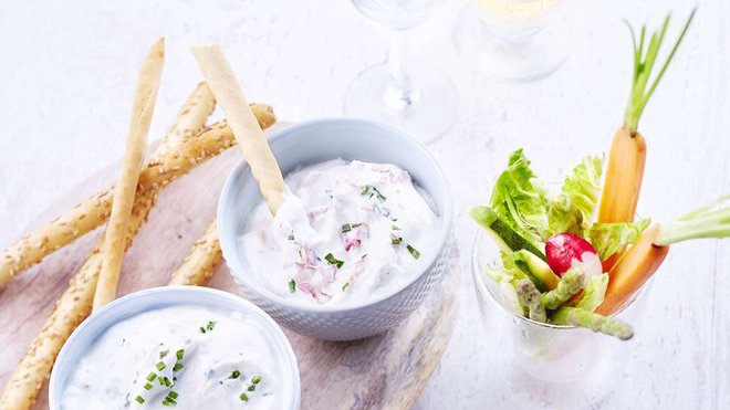 Comportement de nombreuses vertus, le lait de chèvre s’avère très digeste et permet de réaliser des fromages très savoureux. Pour un apéro à la fois léger et nourrissant, Rians propose 3 déclinaisons de fromage de chèvre frais pour y tremper crudités et gressins nature ou au sésame. Comportement de nombreuses vertus, le lait de chèvre s’avère très digeste et permet de réaliser des fromages très savoureux. Pour un apéro à la fois léger et nourrissant, Rians propose 3 déclinaisons de fromage de chèvre frais pour y tremper crudités et gressins nature ou au sésame.
