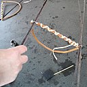 Fixez des groupes de deux tiges d'osier tout autour de l'arc de cercle avec un fil de fer, un seul!
 Afin de pouvoir le couper facilement une fois le nid formé...