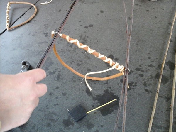 Fixez des groupes de deux tiges d'osier tout autour de l'arc de cercle avec un fil de fer, un seul!
 Afin de pouvoir le couper facilement une fois le nid formé...
