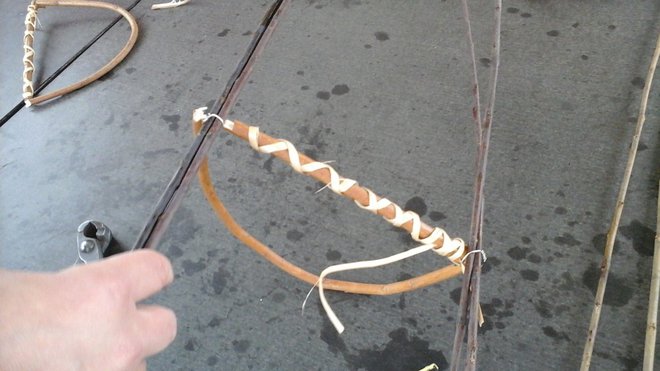 Fixez des groupes de deux tiges d'osier tout autour de l'arc de cercle avec un fil de fer, un seul!
 Afin de pouvoir le couper facilement une fois le nid formé...