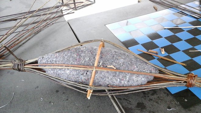 Les tiges de Salix sont regroupées et liées en haut et en bas du nid par un lien d'osier souple et un cocon de feutre horticole rempli de sphaigne, mousse acide introduit dans la structure qui agit comme rétenteur d'eau.