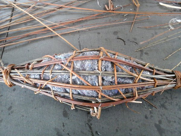 La phase finale du nid peut commencer par un tressage en spirale d'osier glissé autour des tiges de structure avec différents types de Salix. Sans oublier de percer le feutre en 5 points pour pouvoir y planter les végétaux.