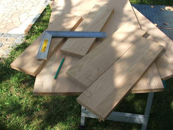 Etape 3 : Tracer au crayon à papier sec type H l’ensemble des entailles des 4 piètements, ainsi que des 2 plateaux d’après le schéma.