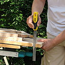 Etape 6 : Nettoyer le fond des entailles à la râpe à bois, afin d’obtenir une surface la plus lisse possible.