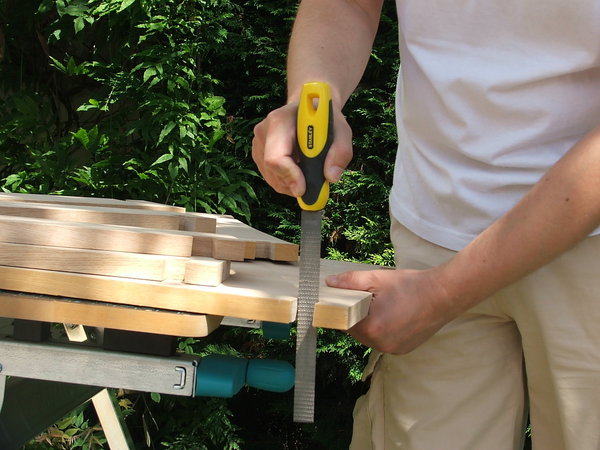 Etape 6 : Nettoyer le fond des entailles à la râpe à bois, afin d’obtenir une surface la plus lisse possible.