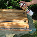 Etape 7 : Passer deux couches de vernis en aérosol d’aspect satiné ou brillant sur les 4 piètements. Tenir l’aérosol à plus ou moins 20 cm du support à vernir.