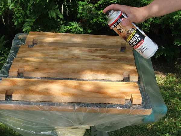 Etape 7 : Passer deux couches de vernis en aérosol d’aspect satiné ou brillant sur les 4 piètements. Tenir l’aérosol à plus ou moins 20 cm du support à vernir.